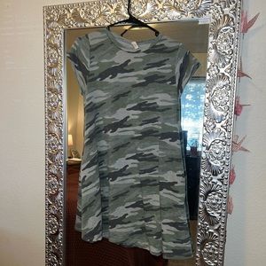 Elan cuff-sleeve camo dress. Size M. Good condition!
